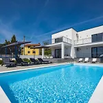 Angie With Heated Pool Villa *