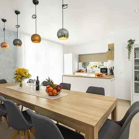 Angie With Heated Pool Vila *