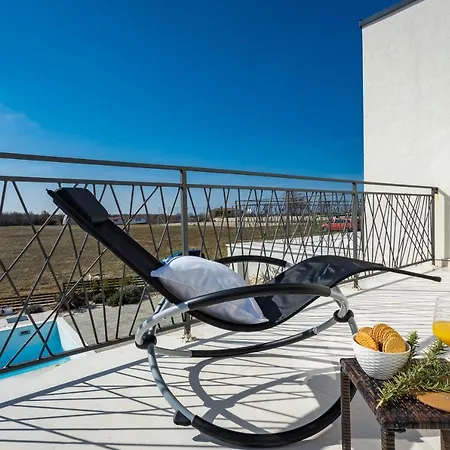 Angie With Heated Pool Vila *