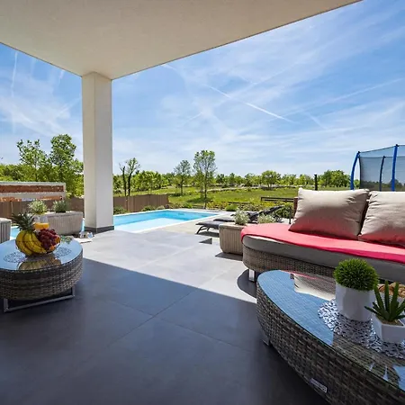 Villa Angie With Heated Pool *