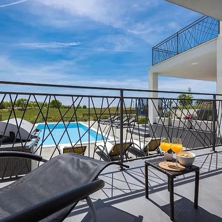 Angie With Heated Pool *