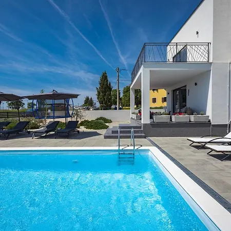 Villa Angie With Heated Pool
