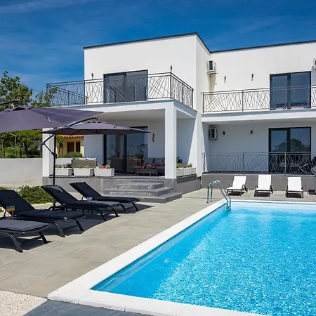 Angie With Heated Pool Villa