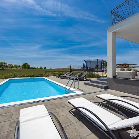 Angie With Heated Pool Villa *
