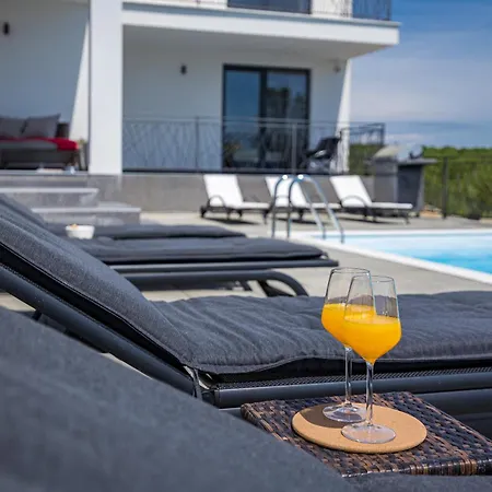 Angie With Heated Pool Vodnjan