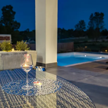 Angie With Heated Pool Vodnjan