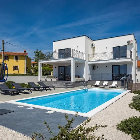 Angie With Heated Pool *