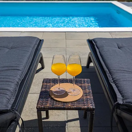 Villa Angie With Heated Pool Vodnjan