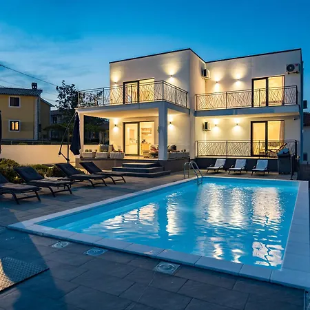 Angie With Heated Pool Villa
