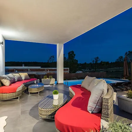 Villa Angie With Heated Pool Vodnjan