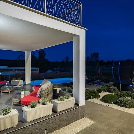 Angie With Heated Pool Vodnjan