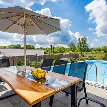 Villa Angie With Heated Pool Vodnjan