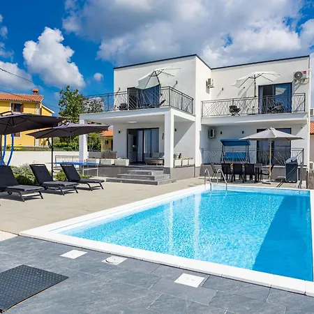 فيلة Angie With Heated Pool *