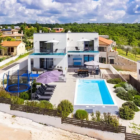 Angie With Heated Pool Villa