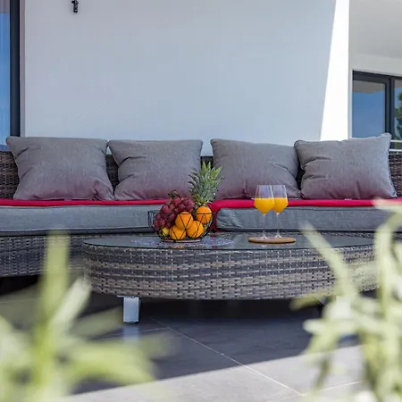 فيلة Angie With Heated Pool *
