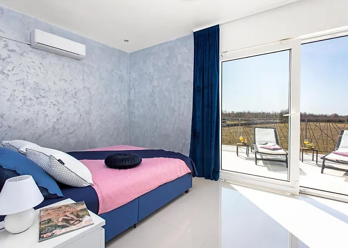 Βίλα Angie With Heated Pool