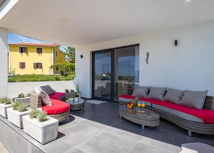 Βίλα Angie With Heated Pool *