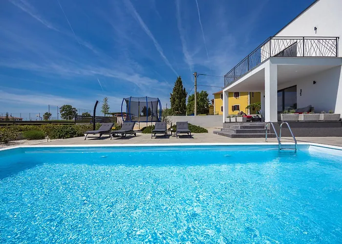 Βίλα Angie With Heated Pool *