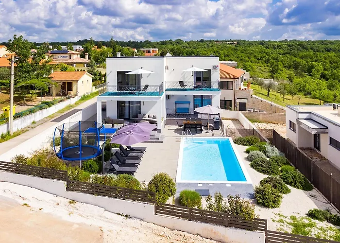 Angie With Heated Pool Βίλα