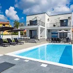 Villa Angie With Heated Pool *