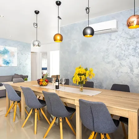 וילה Angie With Heated Pool