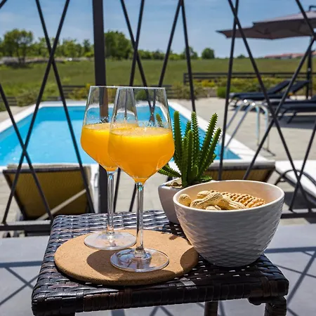 Angie With Heated Pool * וודניאן