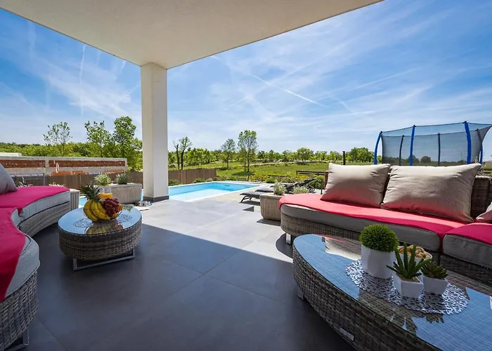 Villa Angie With Heated Pool *