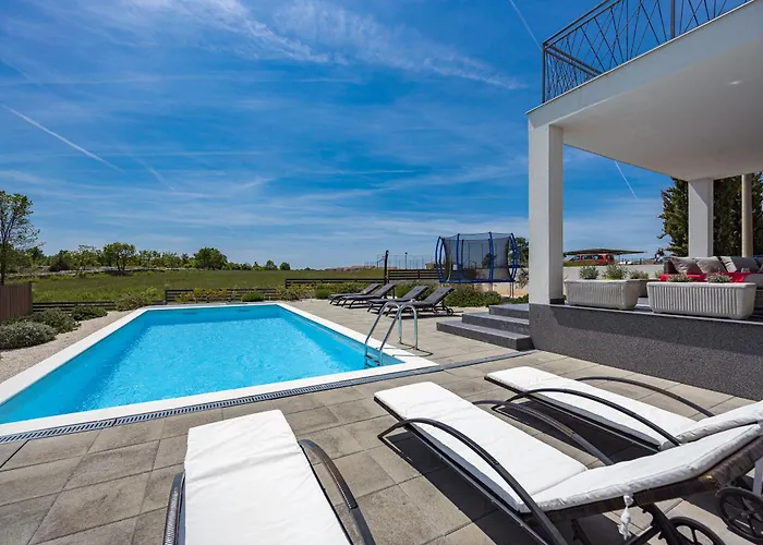 Angie With Heated Pool Villa *