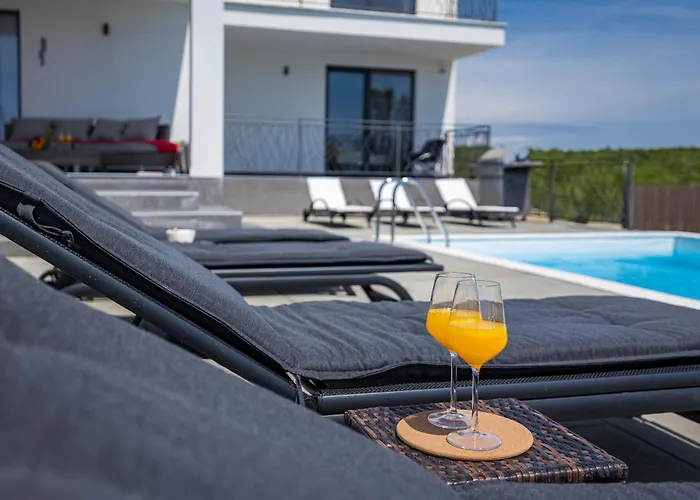 Angie With Heated Pool Vodnjan