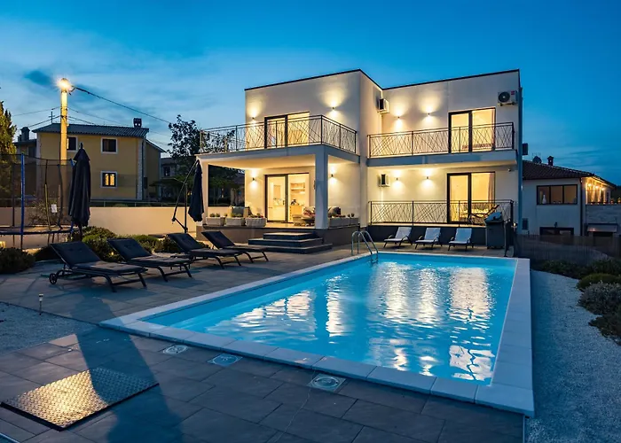 Angie With Heated Pool Villa